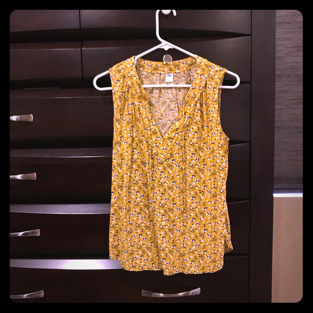 Old navy top, size Medium